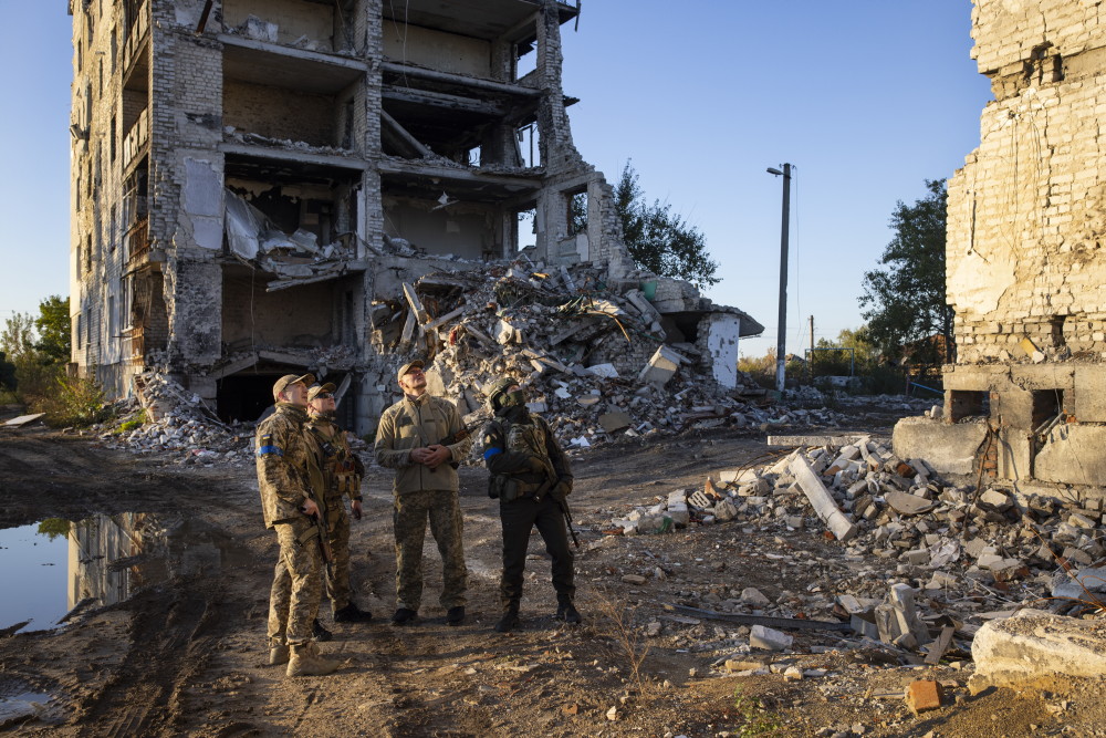 Quatre militaires dans La ville d'Izioum en Ukraine détruite.