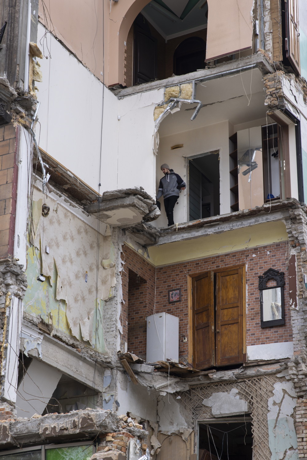 Un homme dans les étages d'un immeuble bombardé et en ruines près de Zaporijjia.