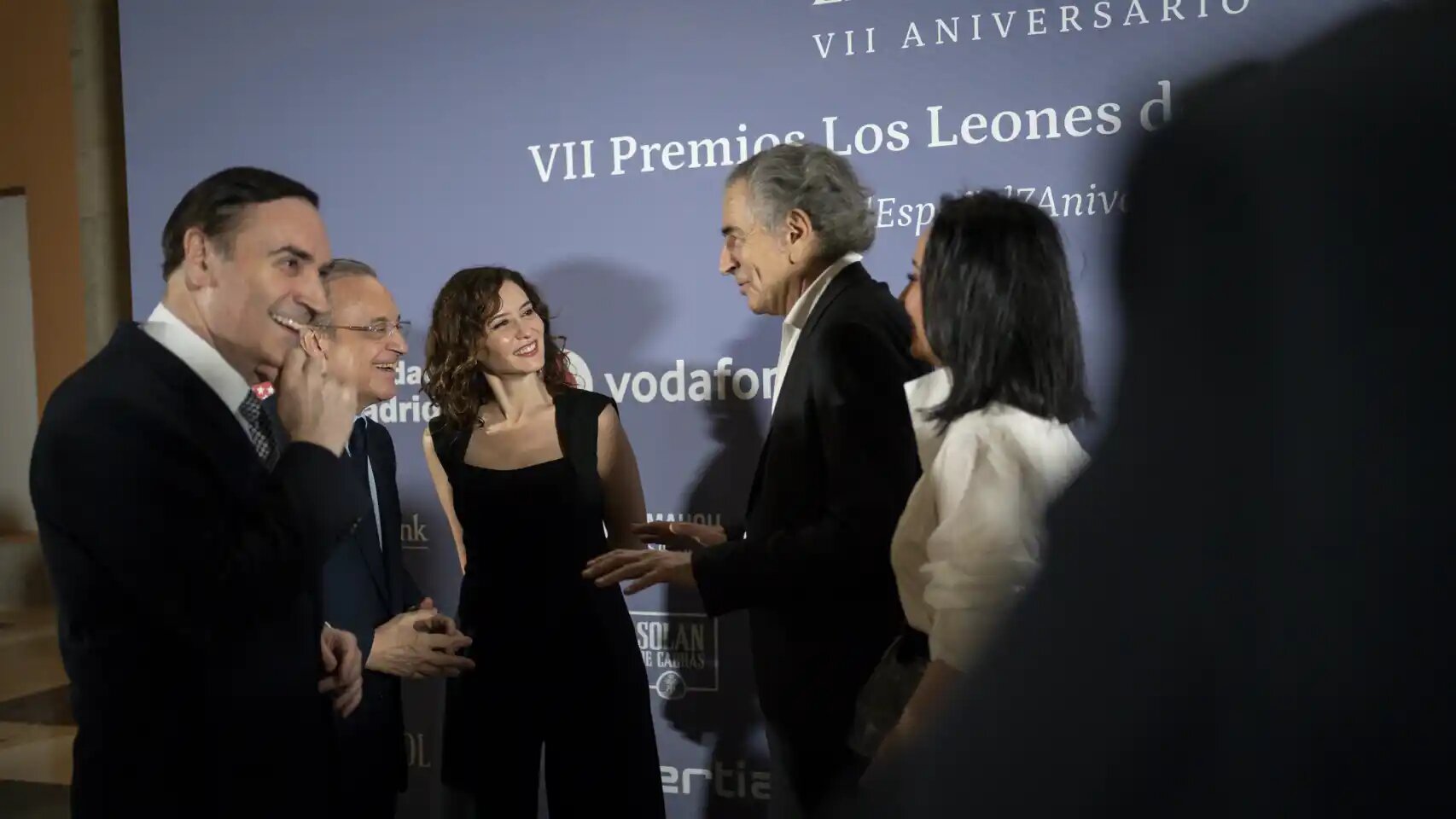 Pedro J. Ramírez, Florentino Pérez, Isabel Díaz Ayuso, Bernard-Henri Lévy, Cruz Sánchez de Lara ; ils parlent.