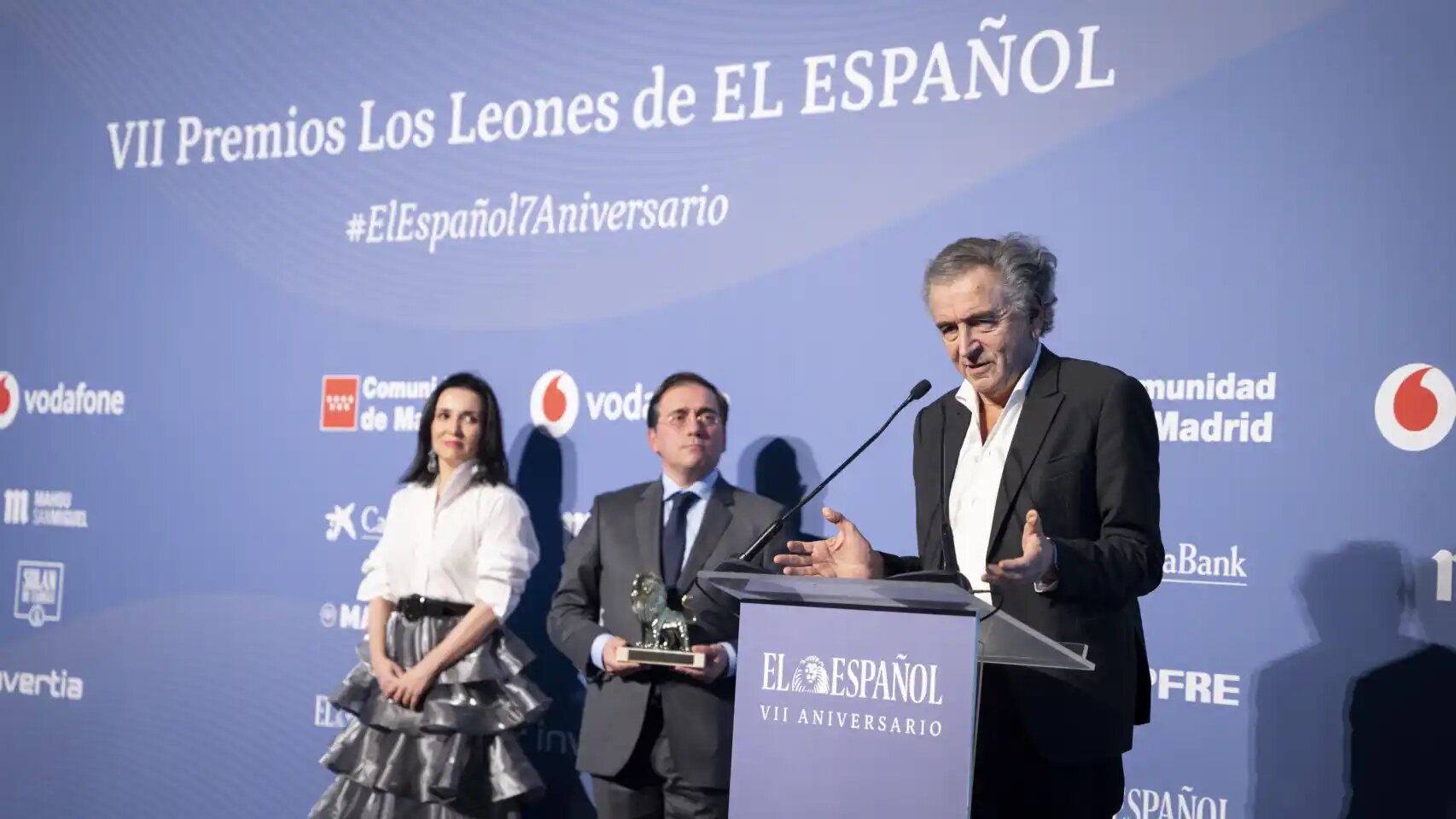 Cruz Sánchez de Lara, Vice President of "El Español"; José Manuel Albares, Minister of Foreign Affairs; and Bernard-Henri Lévy, writer and philosopher, director of the film "Why Ukraine".