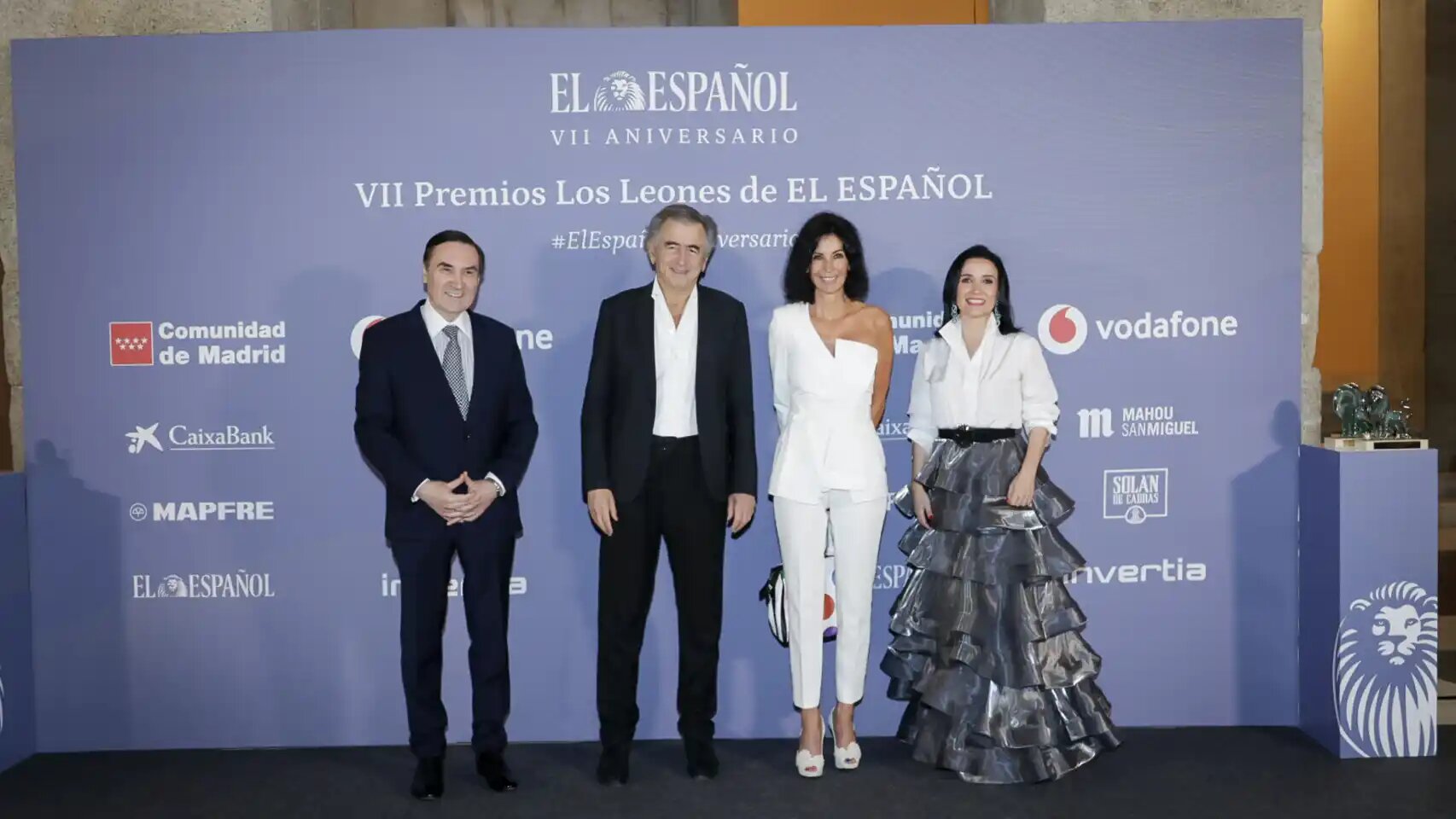 Pedro J. Ramírez, Bernard-Henri Lévy, Eva Fernández, Cruz Sánchez de Lara ; Ils posent devant un photocall avec le logo du journal « El Español ».