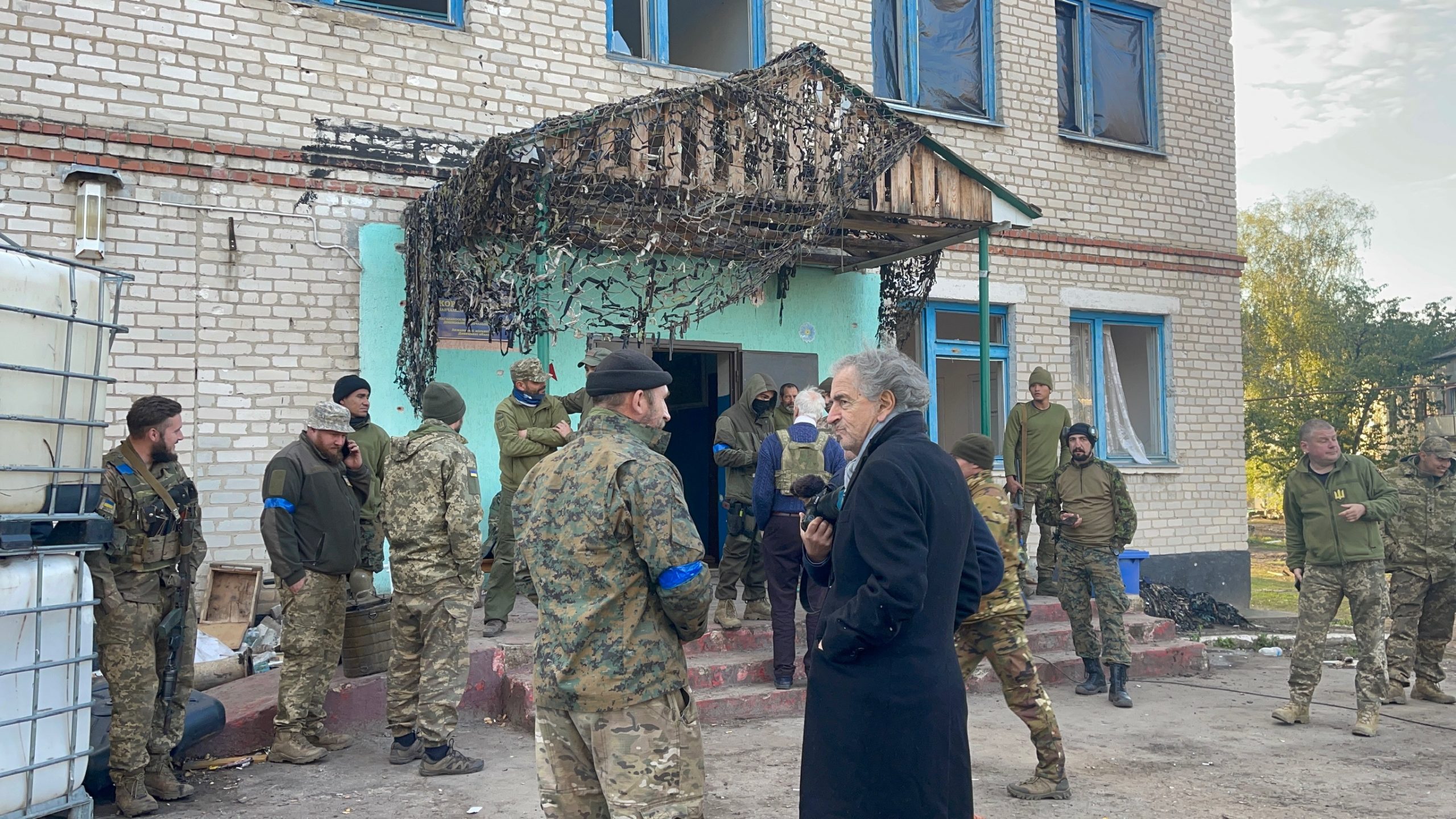 Bernard-Henri Lévy dialogue avec le Bataillon Carpathian Sich en Ukraine.