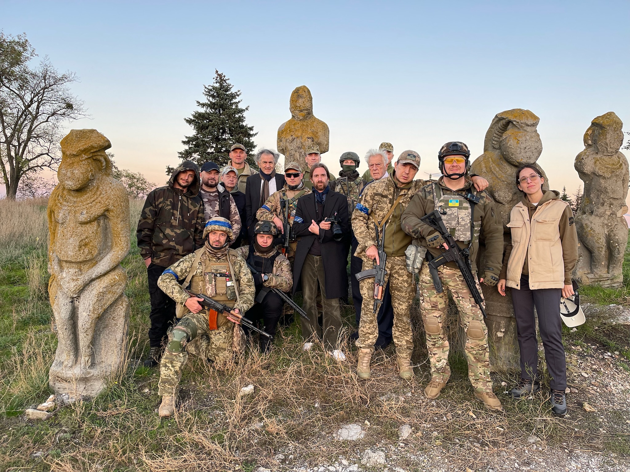 Bernard-Henri Lévy avec son équipe et des militaires ukrainiens à l’entrée d’Izioum, en haut des collines Kremenets, au milieu des Polovtsian Babas.