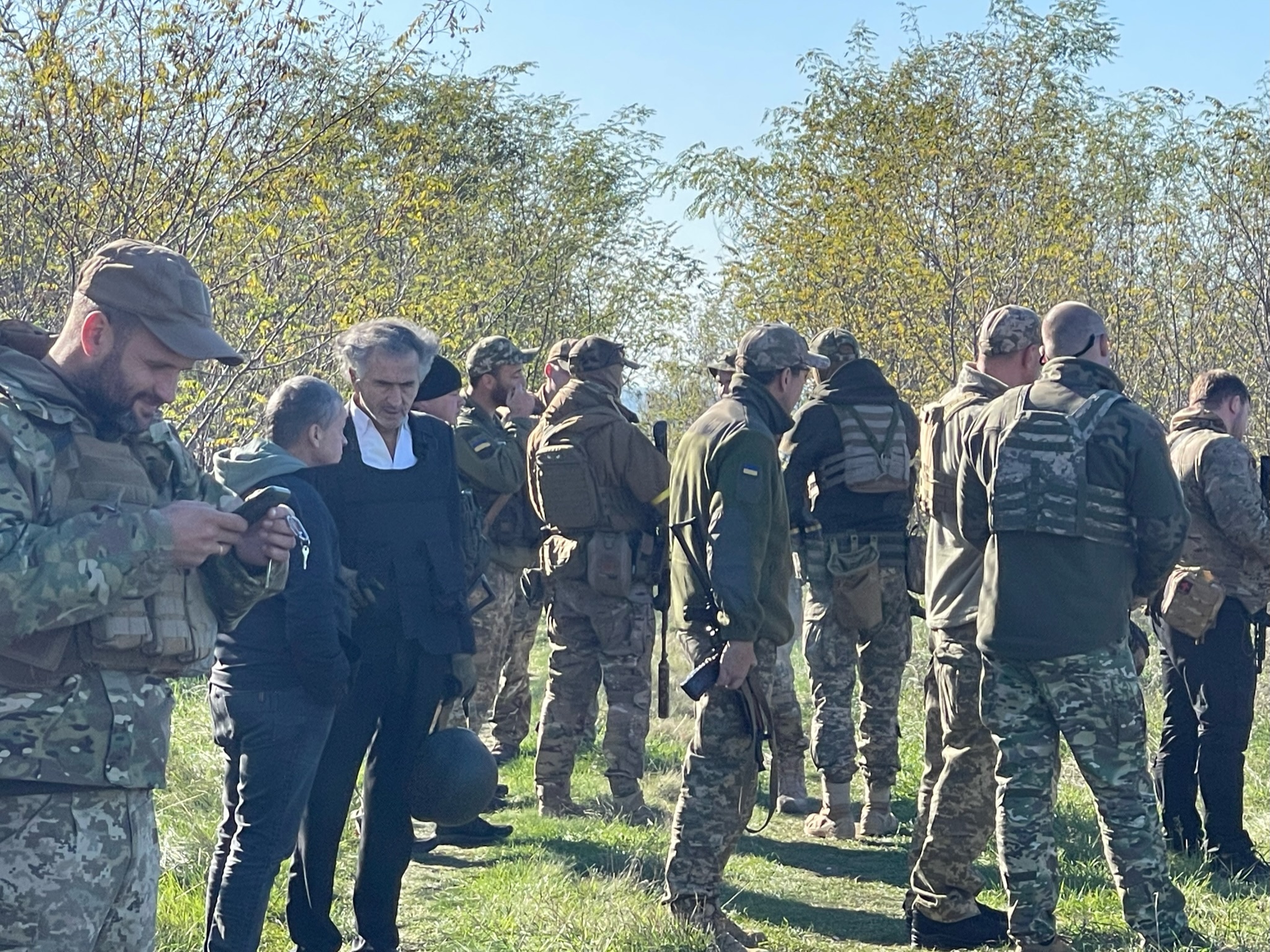 Bernard-Henri Lévy avec une unité d’élite de « border control » dans la campagne ukrainienne.