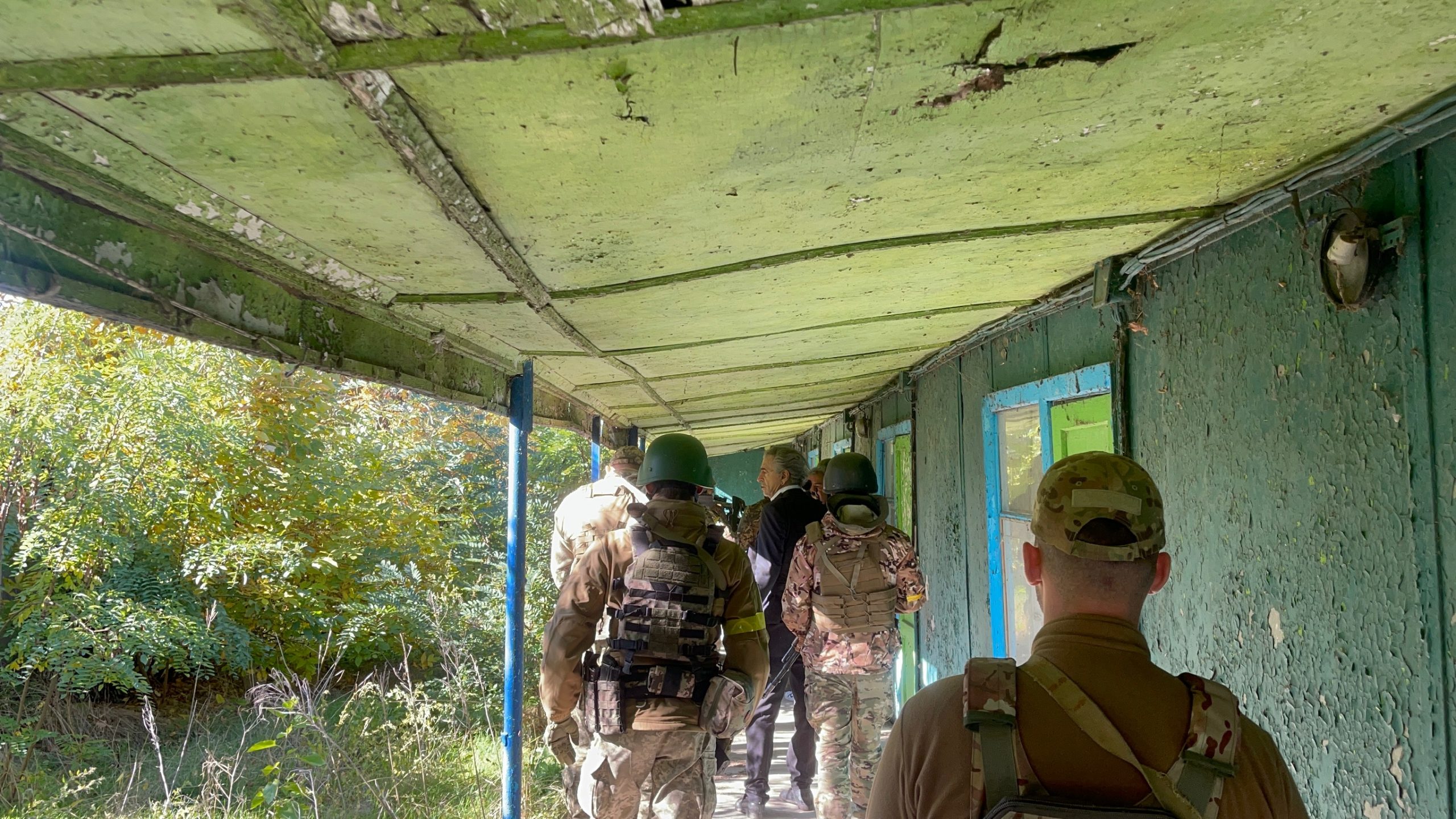 Le long de maisons abandonnés Au nord de la poche de Kherson, dans les alentours de Dudatchy, Bernard-Henri Lévy suit le déroulement d'une opération d'une unité d’élite de « border control ».