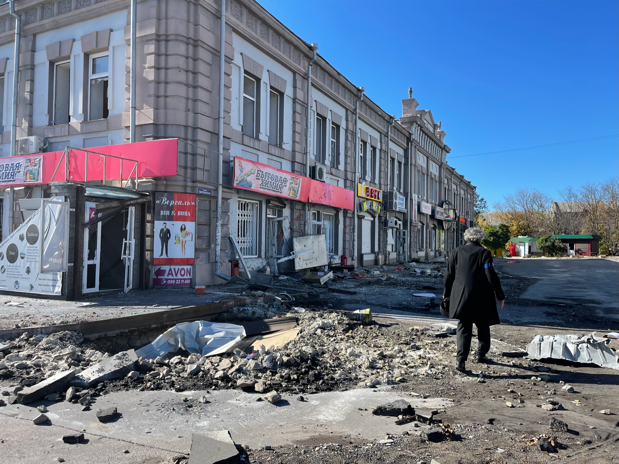 Bernard-Henri Lévy dans une rue détruite de Koupiansk en Ukraine.