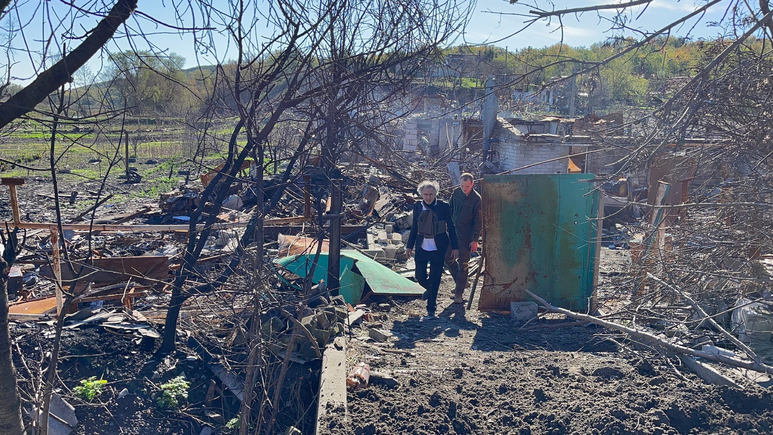 Bernard-Henri Lévy dans les ruines de Semenivka en Ukraine, au milieu des débrits.