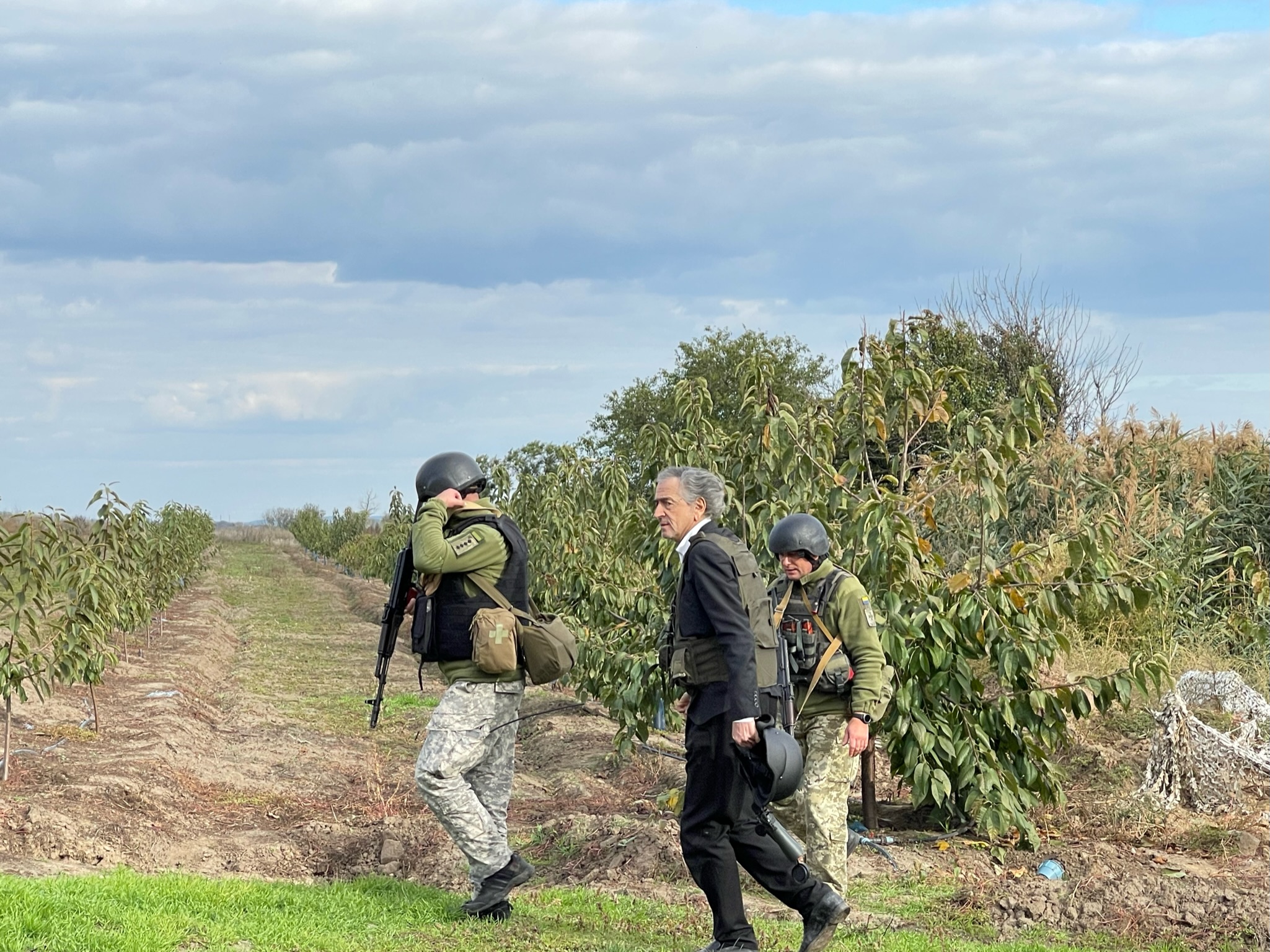 Bernard-Henri Lévy aux abords de la centrale de Zaporijjia avec deux militaires ukrainiens.