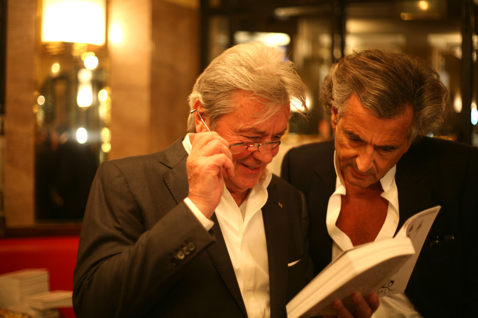 Alain Delon et BHL au Café de Flore pour pour les vingt ans de « La Règle du jeu ».