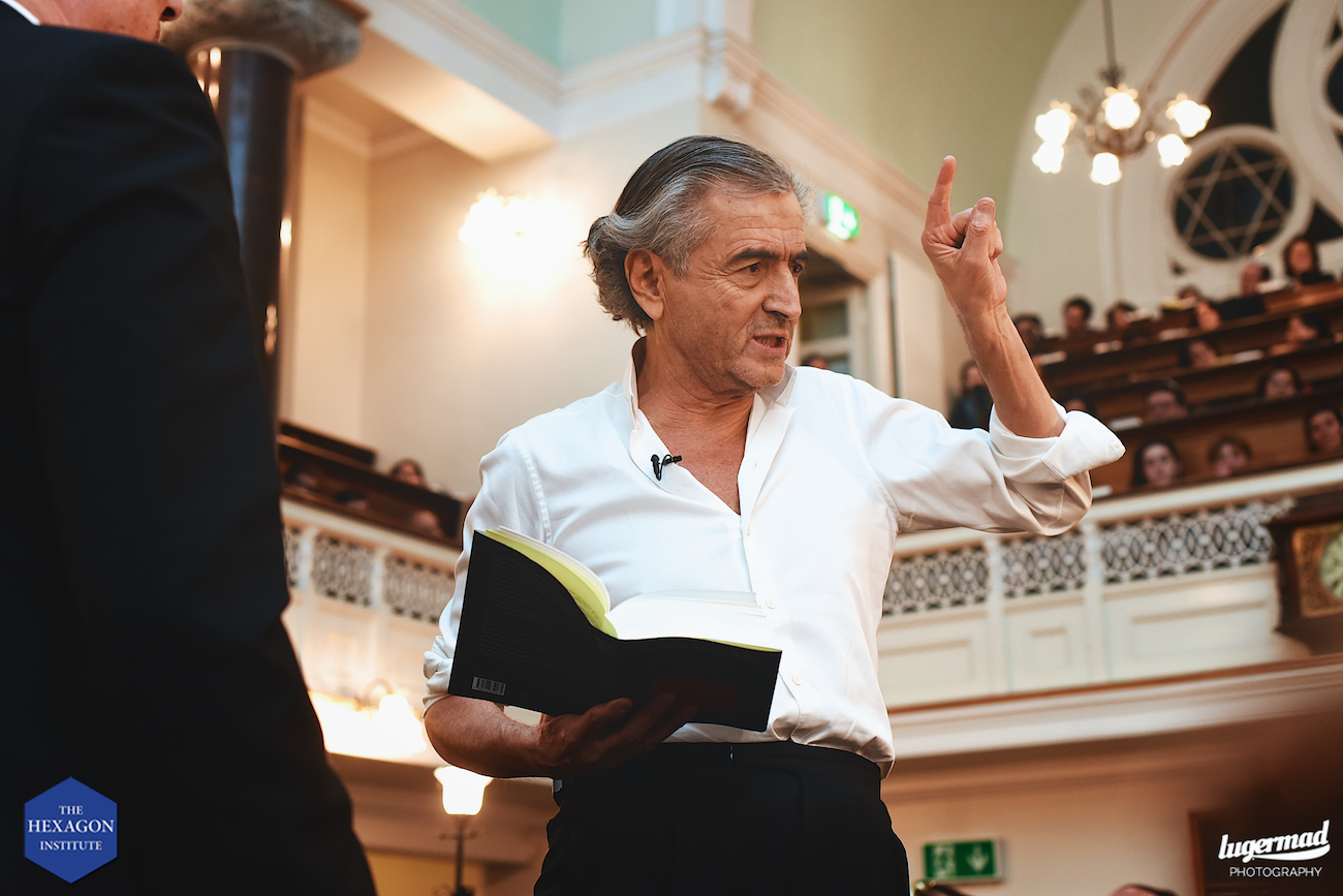 Bernard-Henri Lévy présente son livre « L'Esprit du Judaïsme » à la Lauderdale Synagogue de Londres.