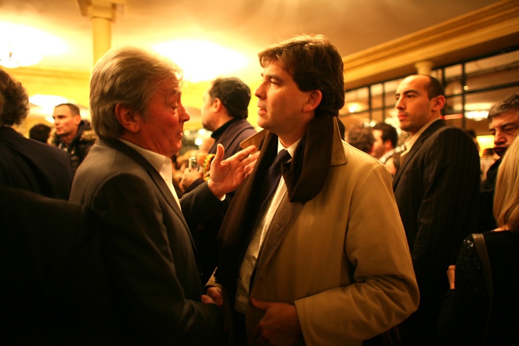Alain Delon et Arnaud Montebourg au Café de Flore pour pour les vingt ans de « La Règle du jeu ».