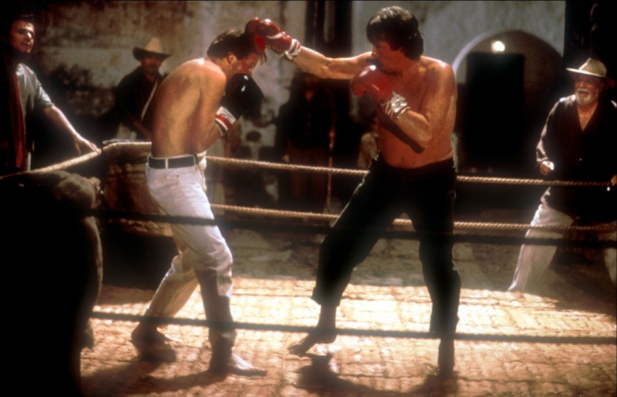 Combat de boxe entre Alain Delon et Xavier Beauvois dans « Le Jour et la Nuit ».