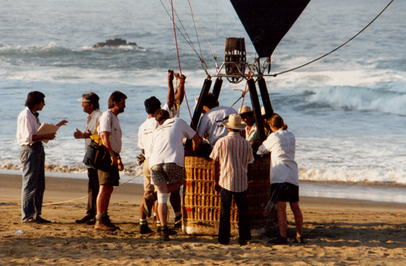Bernard-Henri Lévy et Alain Delon sur le tournage de la scène des montgolfières, sur une plage du Mexique avec des techniciens.