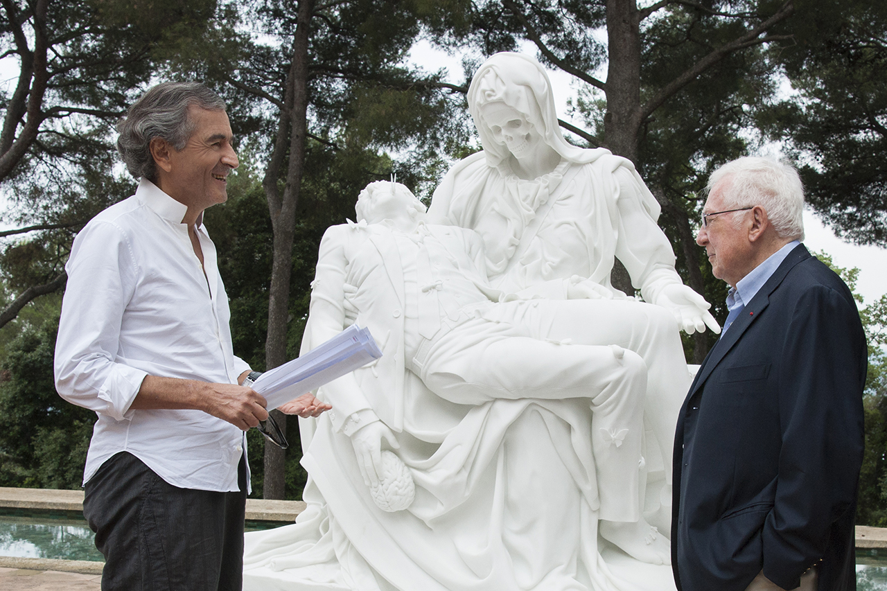 Bernard-Henri Lévy et Adrien Maeght devant « La Pietà » de Jan Fabre, Fondation Maeght