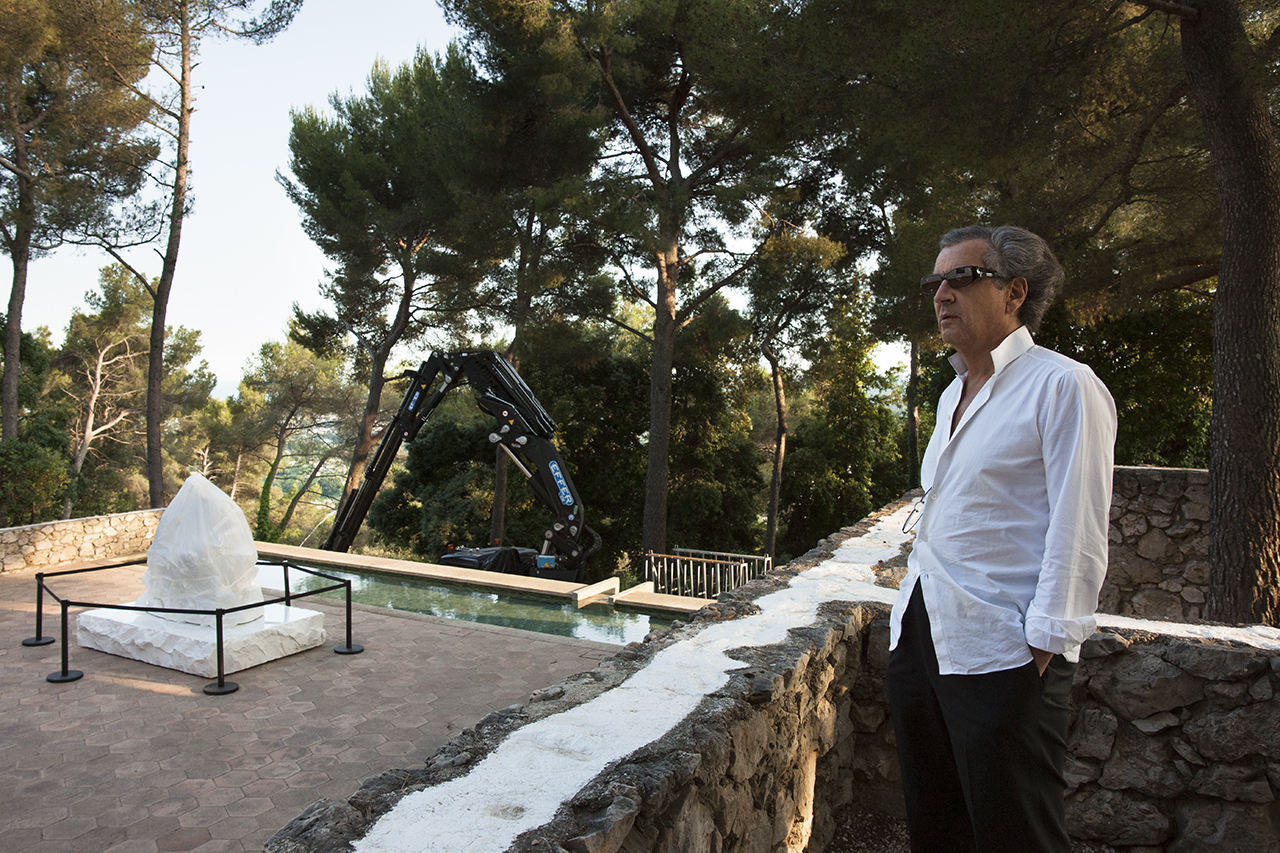 Bernard-Henri Lévy lors de l'installation de « La Pietà » de Jan Fabre, dans les jardins de la Fondation Maeght