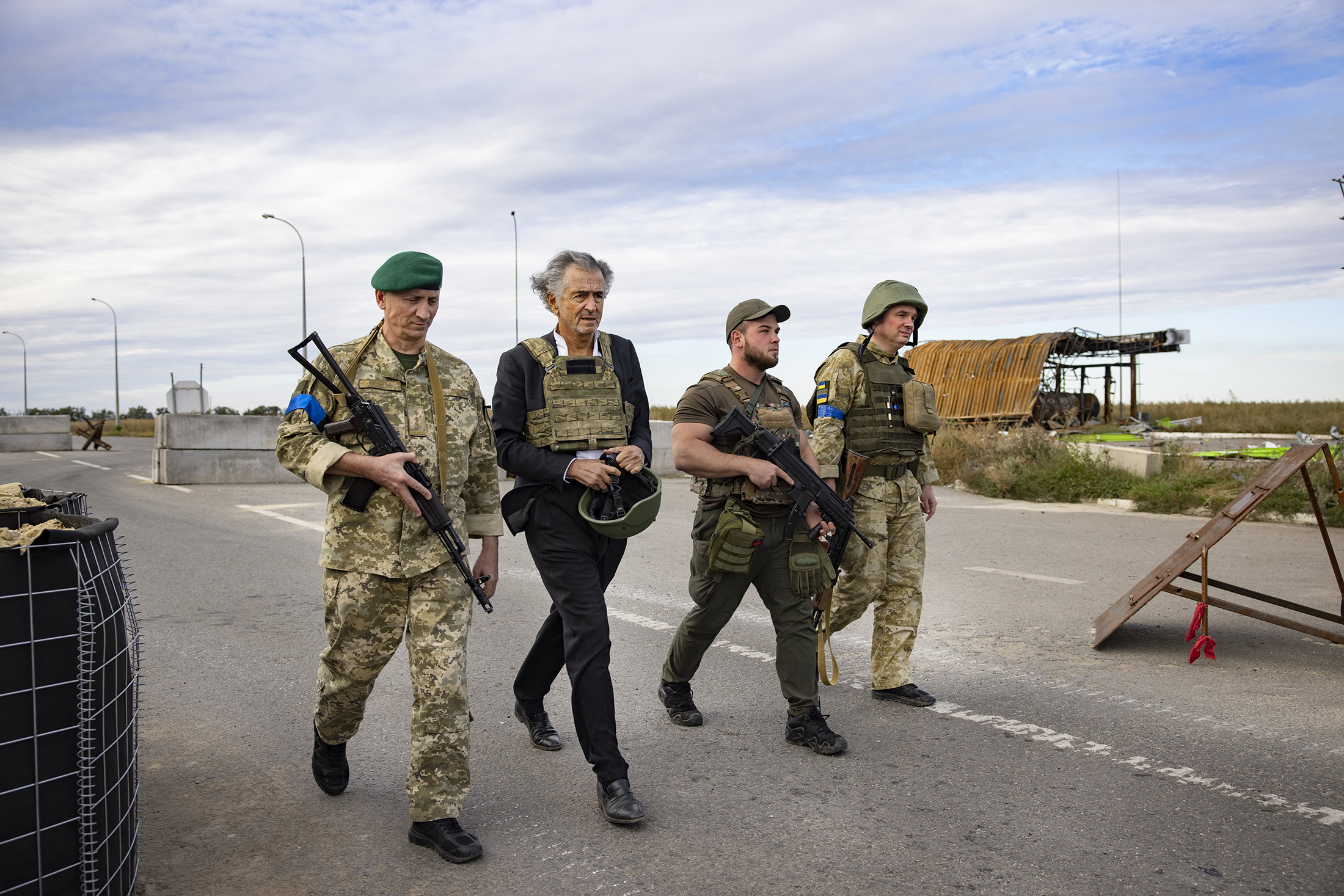In Kharkiv, Bernard-Henri Lévy meets with the Ukrainian army.