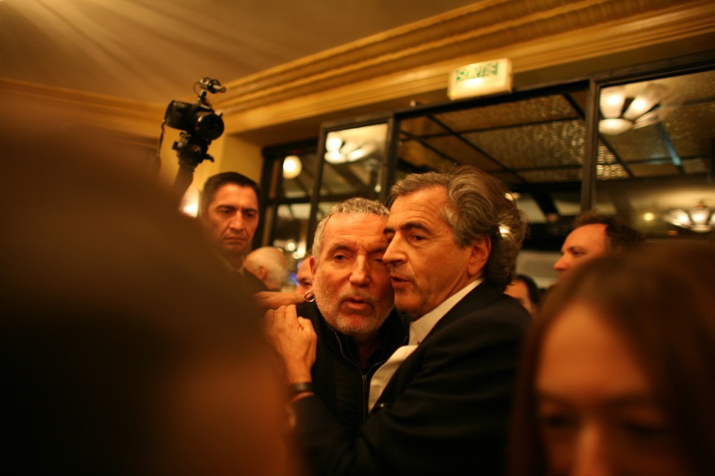 Bernard Lavilliers et BHL au Café de Flore pour pour les vingt ans de « La Règle du jeu ».