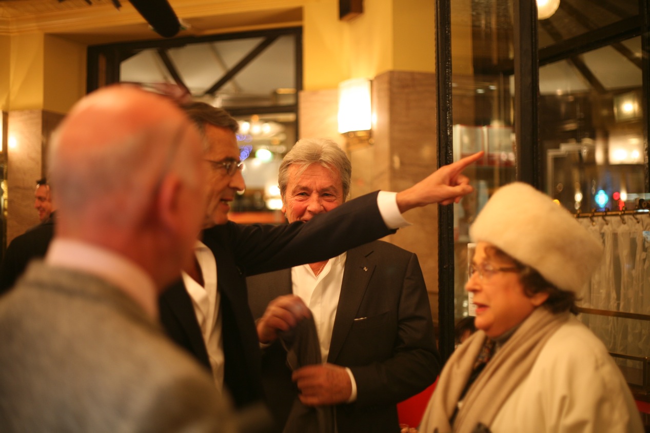 Bernard-Henri Lévy, Alain Delon et Catherine Clément au Café de Flore pour pour les vingt ans de « La Règle du jeu ».