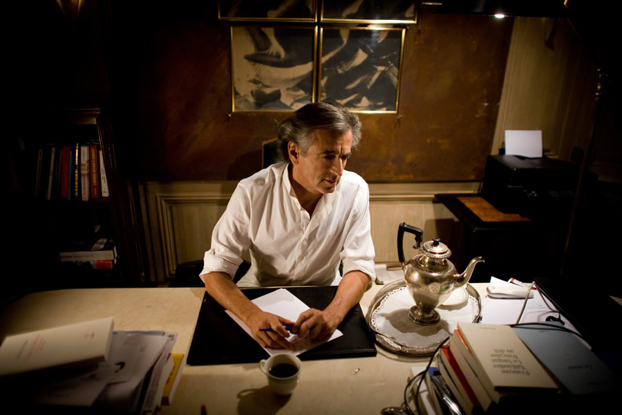 Bernard-Henri Lévy, au travail, dans son bureau d'écrivain.