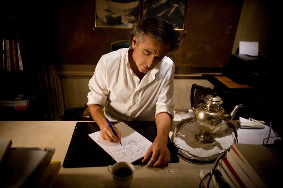 Bernard-Henri Lévy, au travail, dans son bureau d'écrivain.