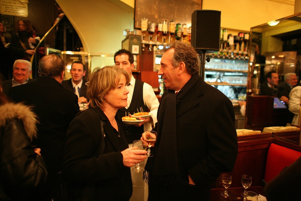 Fred Vargas et François Bayrou au Café de Flore