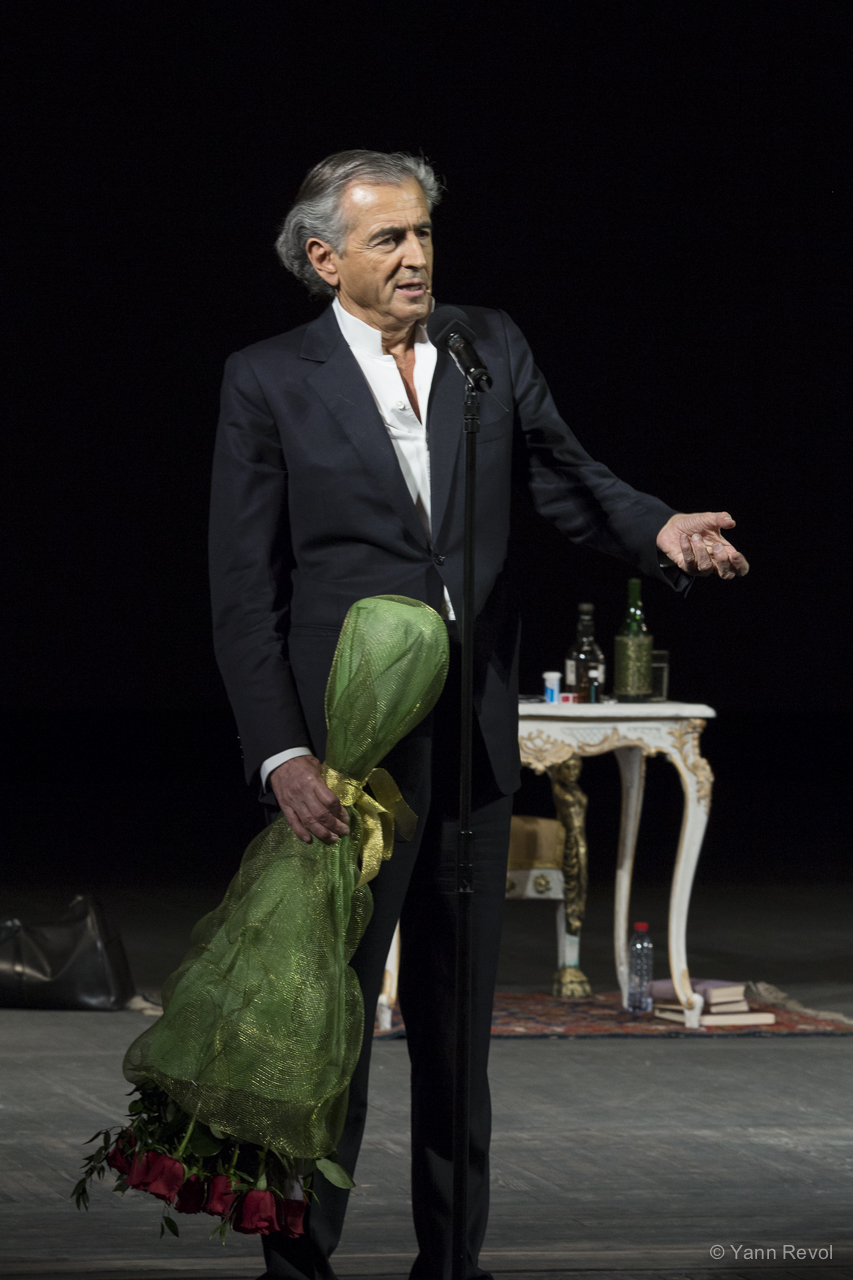 BHL à l'issue de la représentation de sa pièce « Hôtel Europe » à l'Opéra de de Kiev. Il est debout seul en scène derrière un micro, il porte un bouquet de roses rouges.