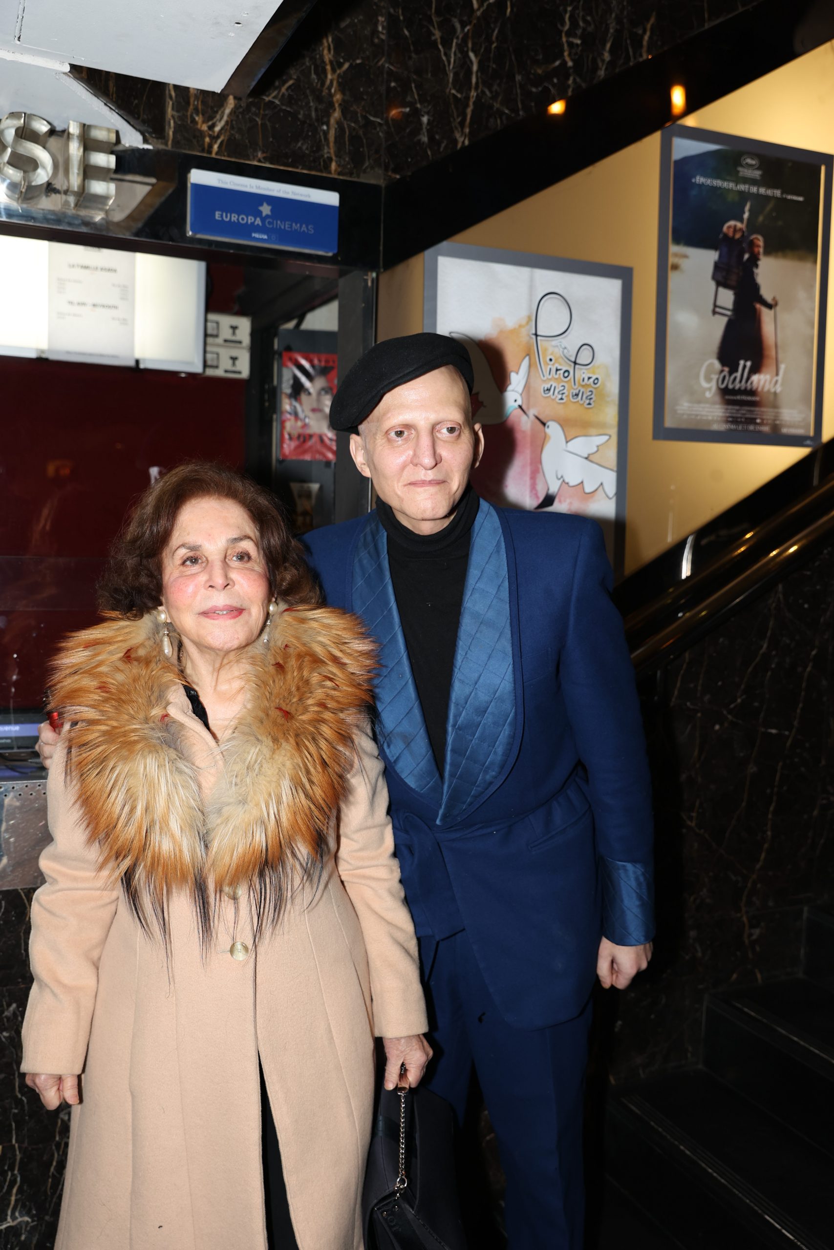 Ali Mahdavi et sa mère lors de l'avant-première du film de BHL, « Slava Ukraini », le 6 février 2023 au Balzac.