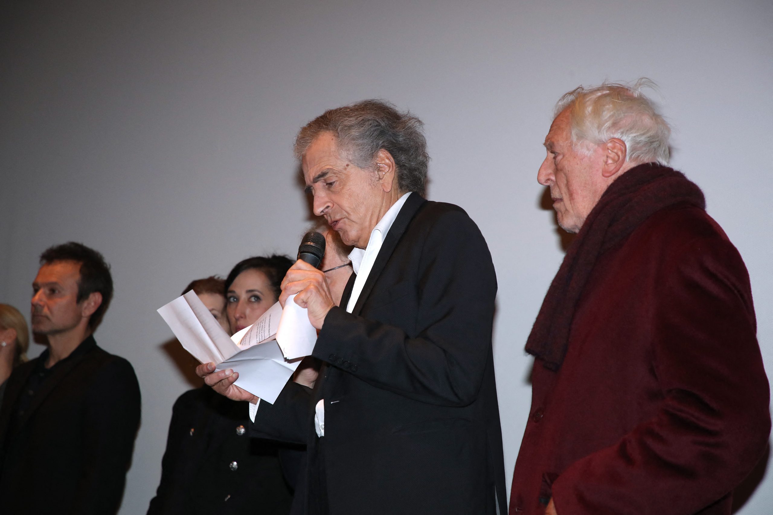 Bernard-Henri Lévy lit la lettre de l’épouse du Président Ukrainien Olena Zelenska, au côté de Gilles Hertzog, lors de l'avant-première de son film, « Slava Ukraini », le 6 février 2023 au Balzac.