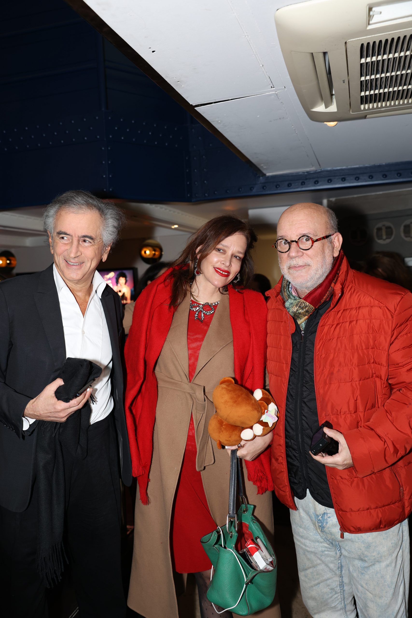 Paz de la Huerta, Bernard-Henri Lévy et Marc Lambron lors de l'avant-première du film de BHL, « Slava Ukraini », le 6 février 2023 au Balzac.