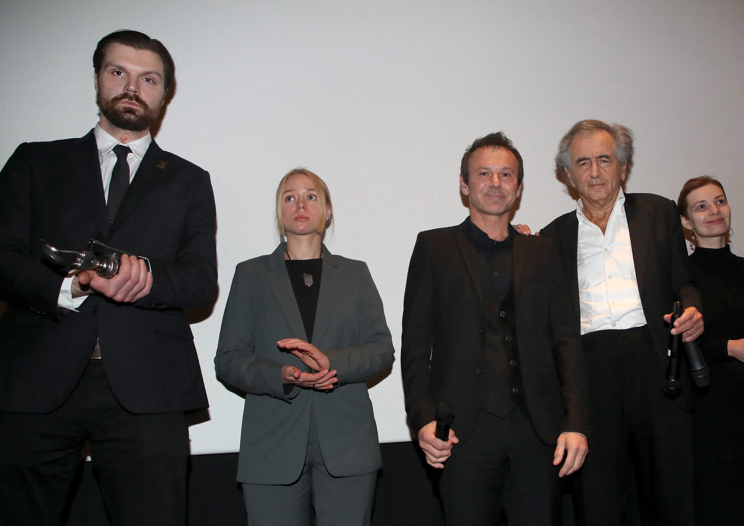 Ilya Samoïlenko, Kateryna Prokopenko, Sviatoslav Vakarchuk, Bernard-Henri Lévy et Natalia Grynyak lors de l'avant-première du film de BHL, « Slava Ukraini », le 6 février 2023 au Balzac.