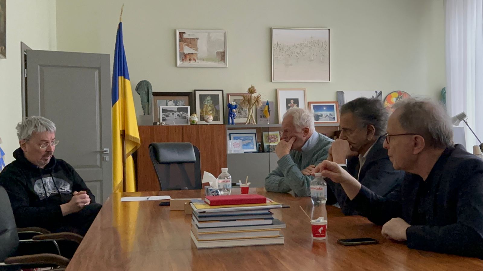 BHL, Gilles Hertzog et François Margolin dialoguent au Ministère de la Culture ukranien avec le ministre Oleksandr Tkachenko.