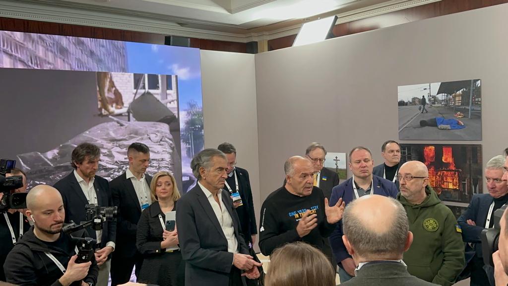 BHL visite l'exposition organisée par la Yes Conférence à Kiev sur les crimes de guerre et contre l'humanité commis par les Russes, avec le Ministre de la Défense ukrainien Oleksiy Reznikov.