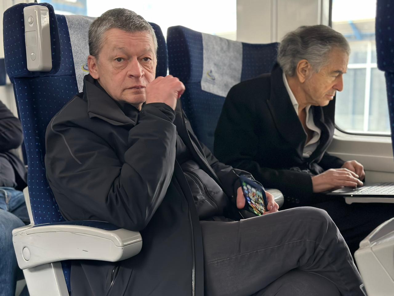 Serge Osipenko et BHL assis côte à côte dans un train.