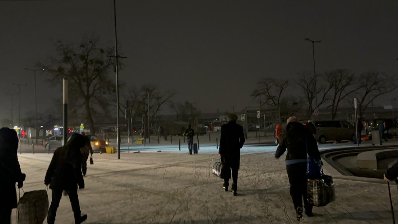 BHL lors du voyage de Lviv à Kiev, en Ukraine, pour la présentation du film « Slava Ukraini ». Il marche de nuit dans la neige.