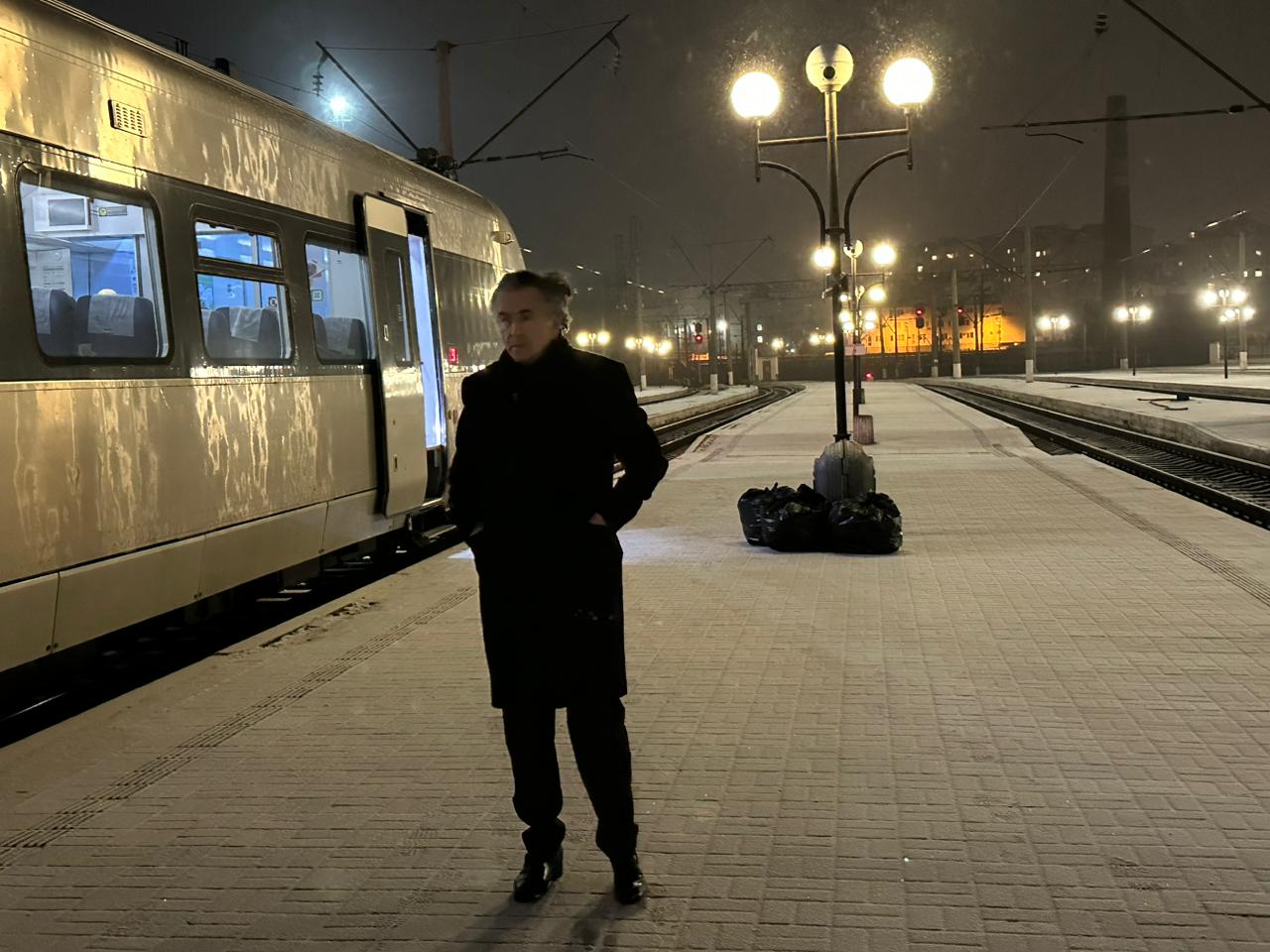 BHL lors du voyage de Lviv à Kiev, en Ukraine, pour la présentation du film « Slava Ukraini ». Il est seul sous la neige sur un quai de gare.