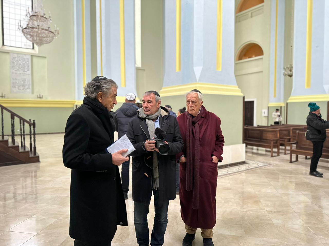 BHL, Marc Roussel et Gilles Hertzog, visitent l'exposition consacrée aux Justes d'Ukraine à la synagogue de Drohobytch dans l'oblast de Lviv.