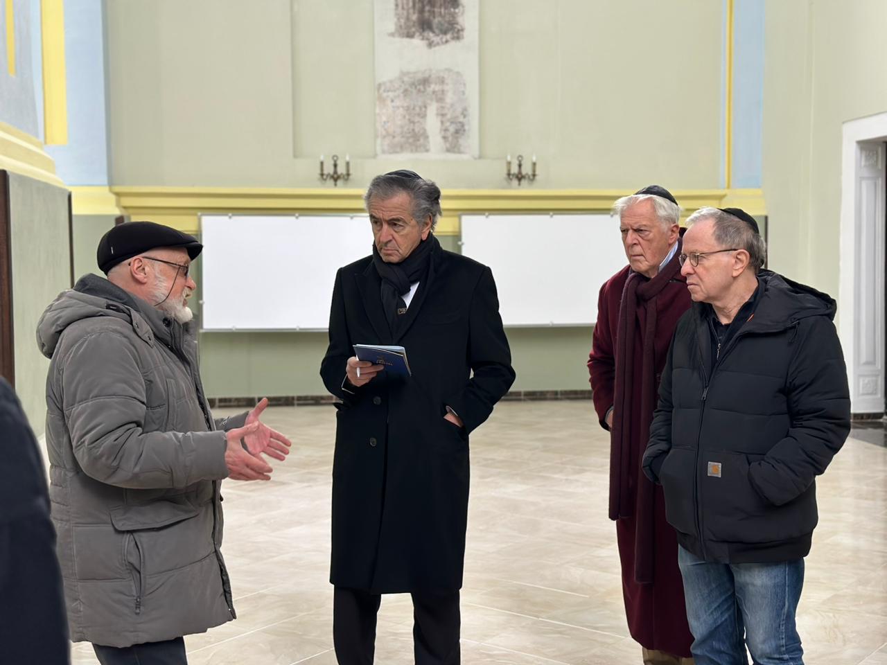 BHL, Gilles Hertzog et François Margolin, visitent l'exposition consacrée aux Justes d'Ukraine à la synagogue de Drohobytch dans l'oblast de Lviv.