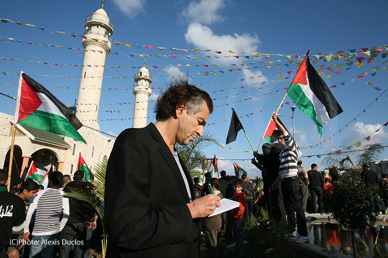 Bernard-Henri Lévy au milieu d'une manifestation d'arabes israéliens manifestant contre la guerre, à Baka al-Gharbiyye, au nord de Tel Aviv.