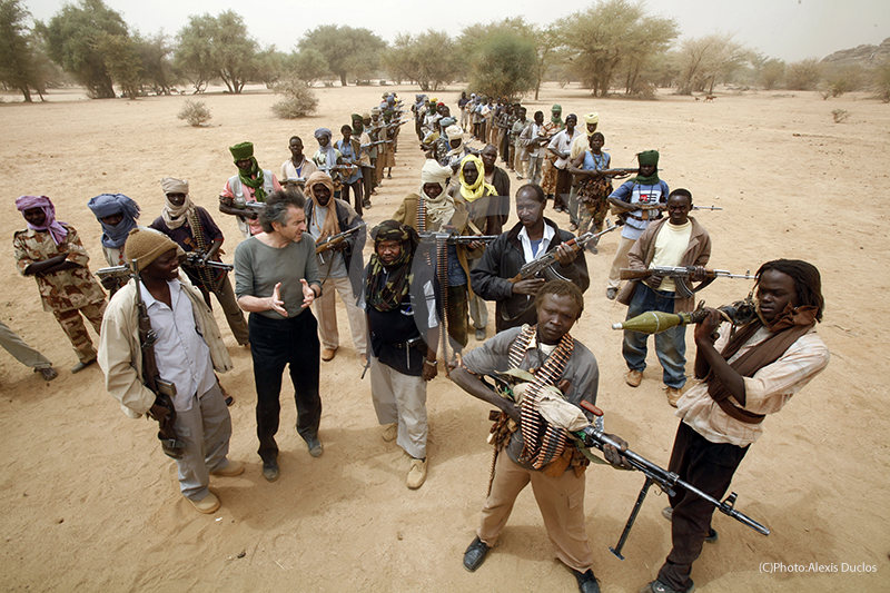 Dans la région d'Amarai, au Darfour, Bernard-Henri Lévy s'entretient avec le commandant Tarrada de l'ALS (Armée de libération du Soudan) et d'autres combattants.