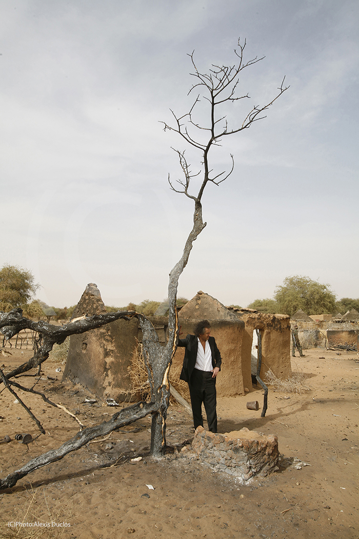 Bernard-Henri Lévy au Darfour/Soudan dans le village de Khortial, village attaqué par les Janjawids.