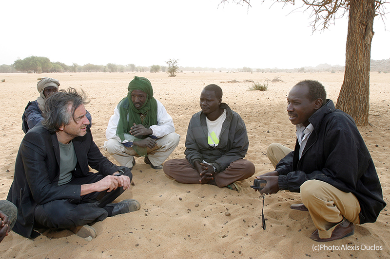 BHL au Darfour/Soudan s'entretient avec le chef de l'ALS (Armée de libération du Soudan), Rocco, à Beirmazza. Ils sont assis dans le sable.