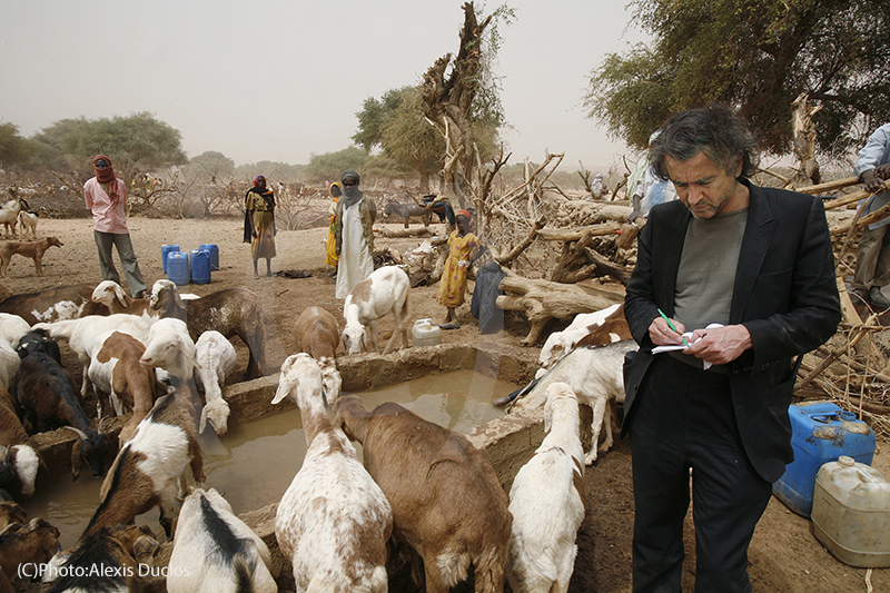 Bernard-Henri Lévy au Darfour/Soudan dans le village de Beirmazza.