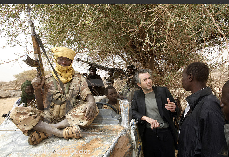 Bernard-Henri Lévy au Darfour/Soudan s'entretient avec le chef de l'ALS (Armée de libération du Soudan), Rocco, à Beirmazza.