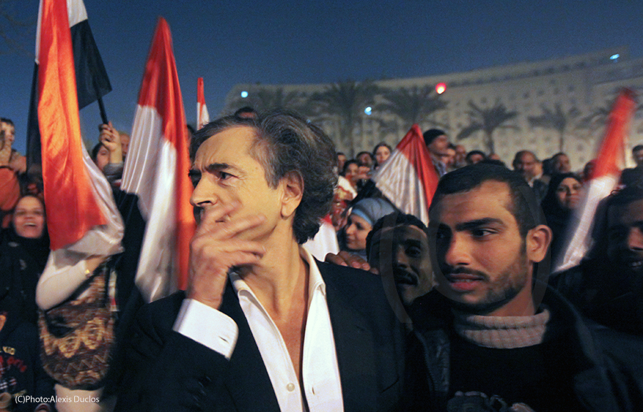 Place Tahrir, Bernard-Henri Lévy se joint aux manifestants de la Révolution égyptienne qui portent des drapeaux de l'Égypte.