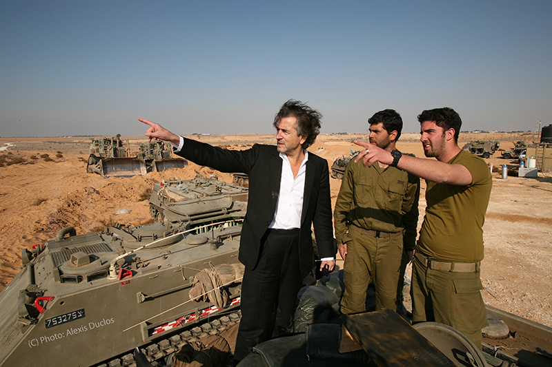 Bernard Henri Lévy avec des soldats Israéliens, debout sur un tank