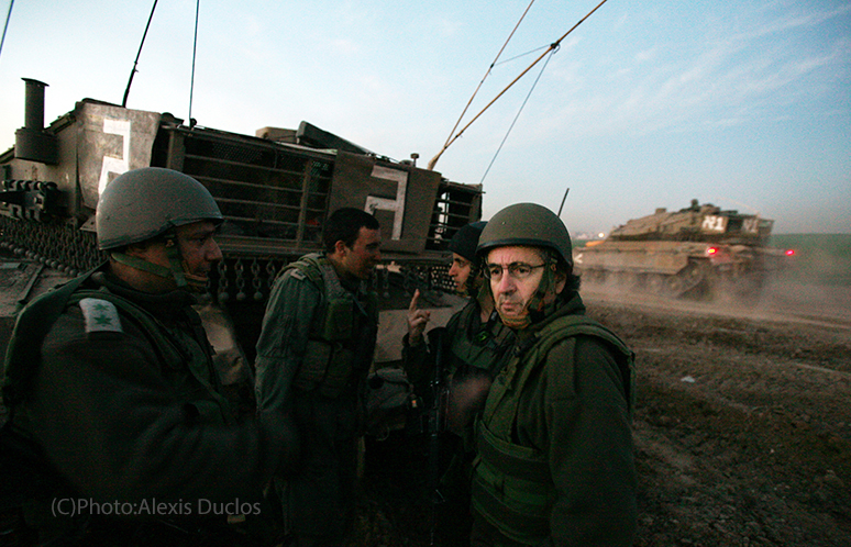 Bernard-Henri Lévy au cœur de l’opération « Plomb durci » à Gaza le 13 janvier 2009. Il porte un uniforme militaire, derrière lui on voit un tank.