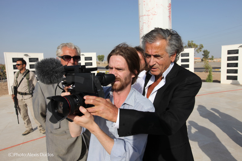 Olivier Jacquin et Bernard-Henri Lévy portent une caméra : ils tournent un documentaire au Kurdistan.