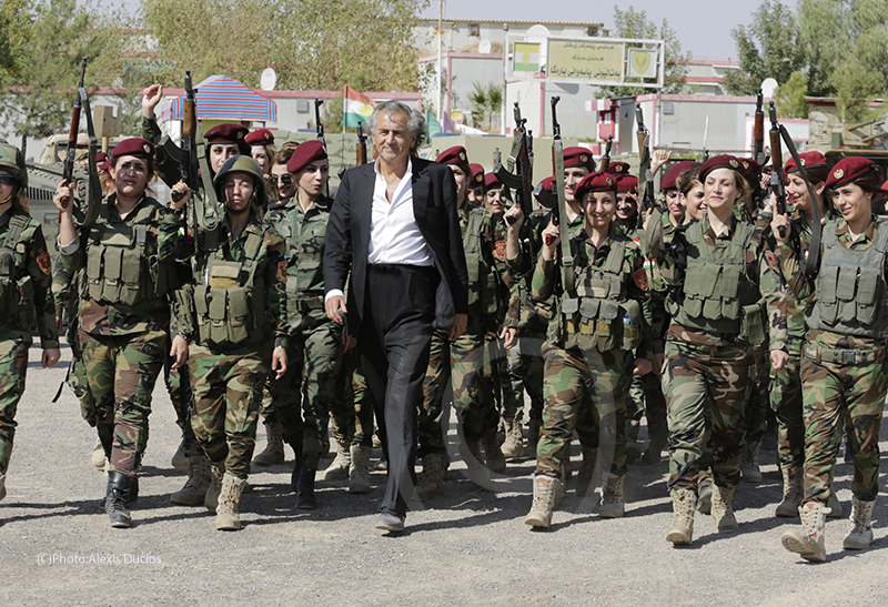 BHL avec les combattantes peshmergas au Kurdistan irakien. BHL est seul au milieu des femmes militaires en uniformes de guerre.