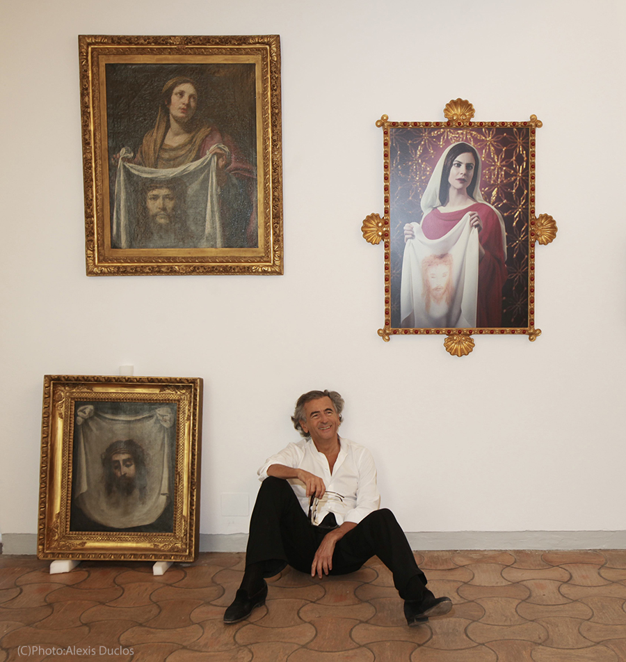 BHL à la Fondation Maeght de Saint-Paul-de-Vence. Il est assis par terre dans une salle du musée sous des tableaux qui représentent Saint Véronique.