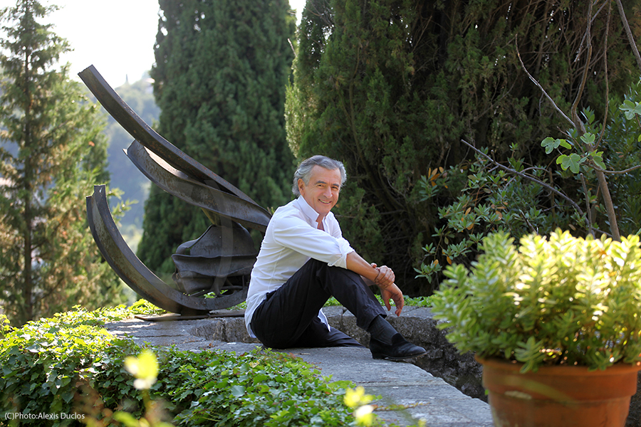 Bernard-Henri Lévy dans les jardins de la Fondation Maeght